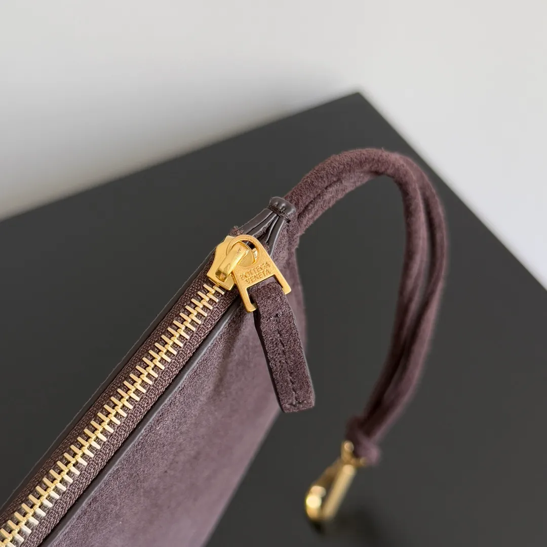 Batch 2320 38cm 𝗕𝗼𝘁𝘁𝗲𝗴𝗮 𝗩𝗲𝗻𝗲𝘁𝗮 ✨Extra large rectangular tote bag Traditional woven elements, Intrecciato woven sheepskin two-tone leather tote handbag, with a small card holder inside and an attachable buckle inside. The whole bag is hand-woven from lambskin. 🌈Only make the most high-end products in the market, welcome to compare Size: 38*25*14cm (large size) Model: 609175 Factory-equipped with a full set of packaging